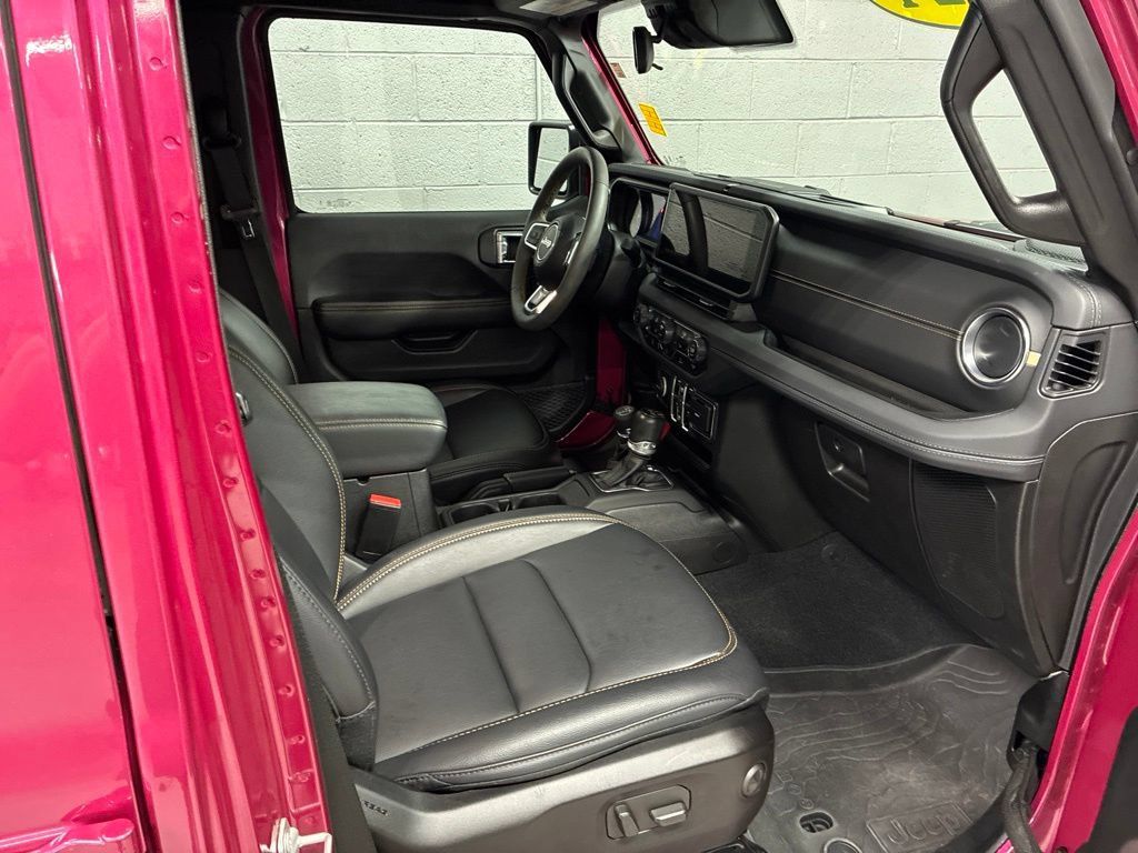 Used 2024 Jeep Wrangler Unlimited Sahara AWD/4WD image 7