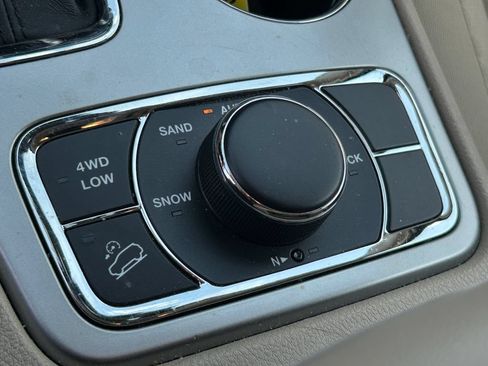 Used 2019 Jeep Grand Cherokee Laredo AWD/4WD image 18