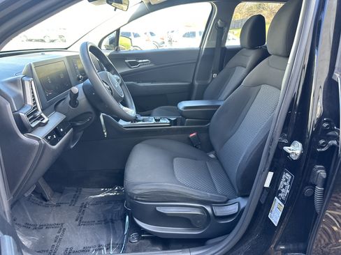 Used 2023 Kia Sportage LX image 9