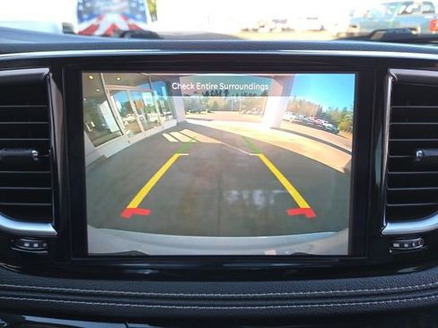 Used 2023 Chrysler Pacifica Limited FWD image 16