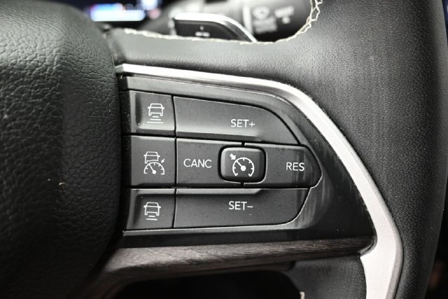 Used 2023 Jeep Grand Cherokee Limited w/ Black Appearance Package AWD/4WD image 31