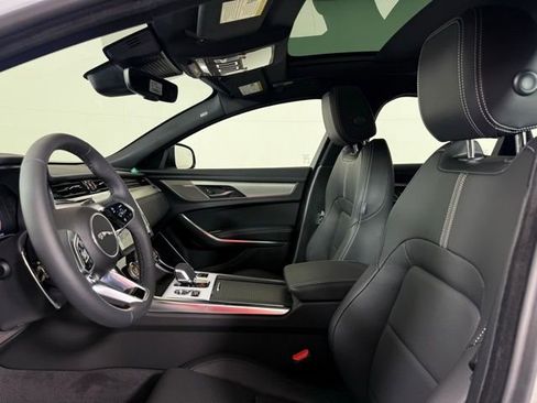 Used 2024 Jaguar XF R-Dynamic SE image 10