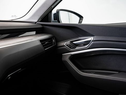 Used 2022 Audi e-tron Premium w/ Convenience Plus Package image 39