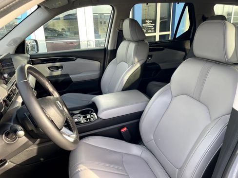 Used 2024 Honda Pilot Touring image 11