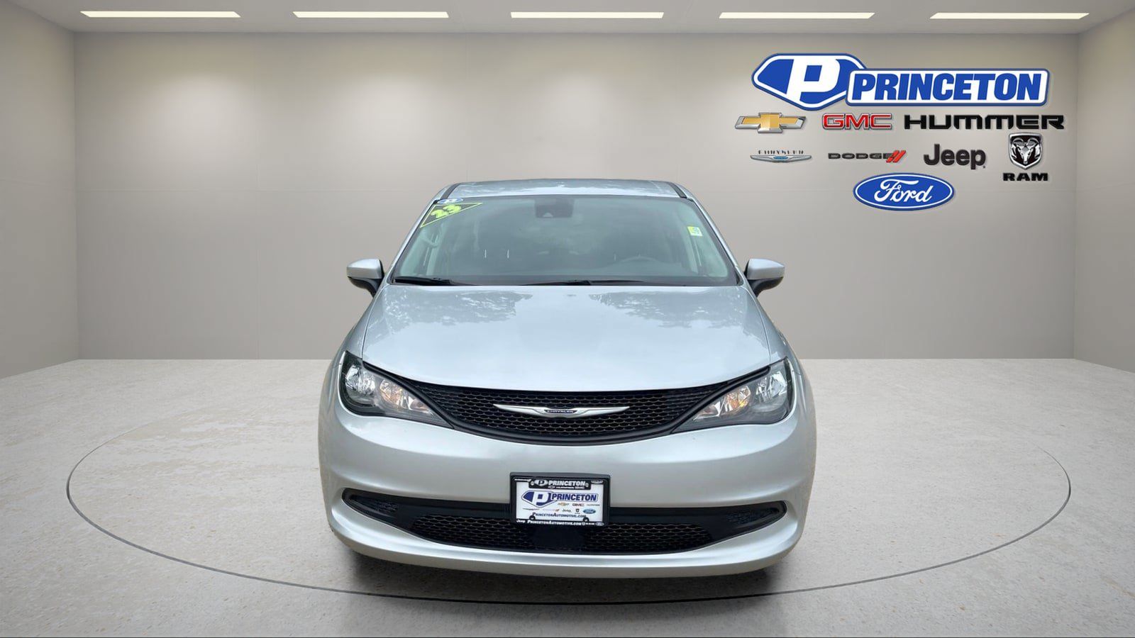 Used 2023 Chrysler Voyager LX FWD image 2