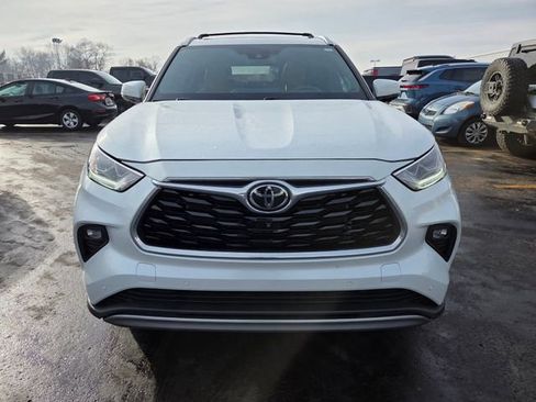 Used 2023 Toyota Highlander Platinum image 2