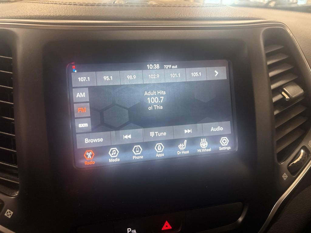 Used 2019 Jeep Cherokee Latitude Plus w/ Cold Weather Group AWD/4WD image 15