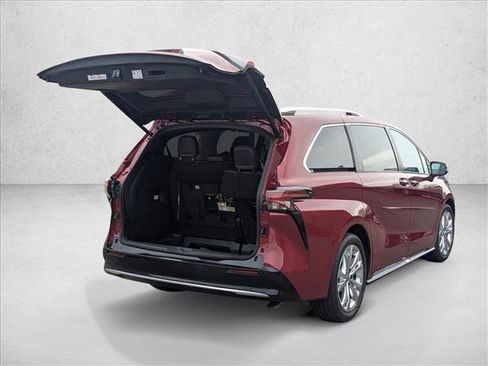 Used 2023 Toyota Sienna Platinum image 5