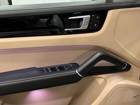 Certified 2022 Porsche Cayenne image 14