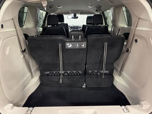 Used 2020 Chrysler Pacifica Touring-L image 18