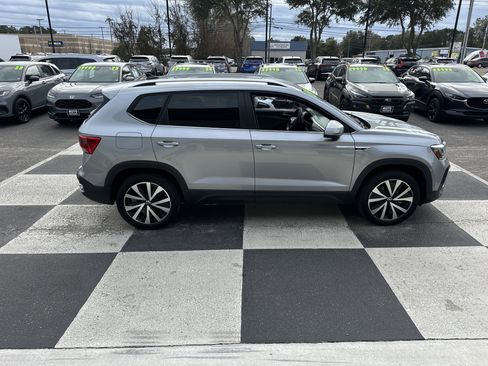 Used 2024 Volkswagen Taos SE image 3