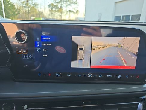 New 2026 Chevrolet Traverse LT w/ Sun and Wheel Package FWD image 23