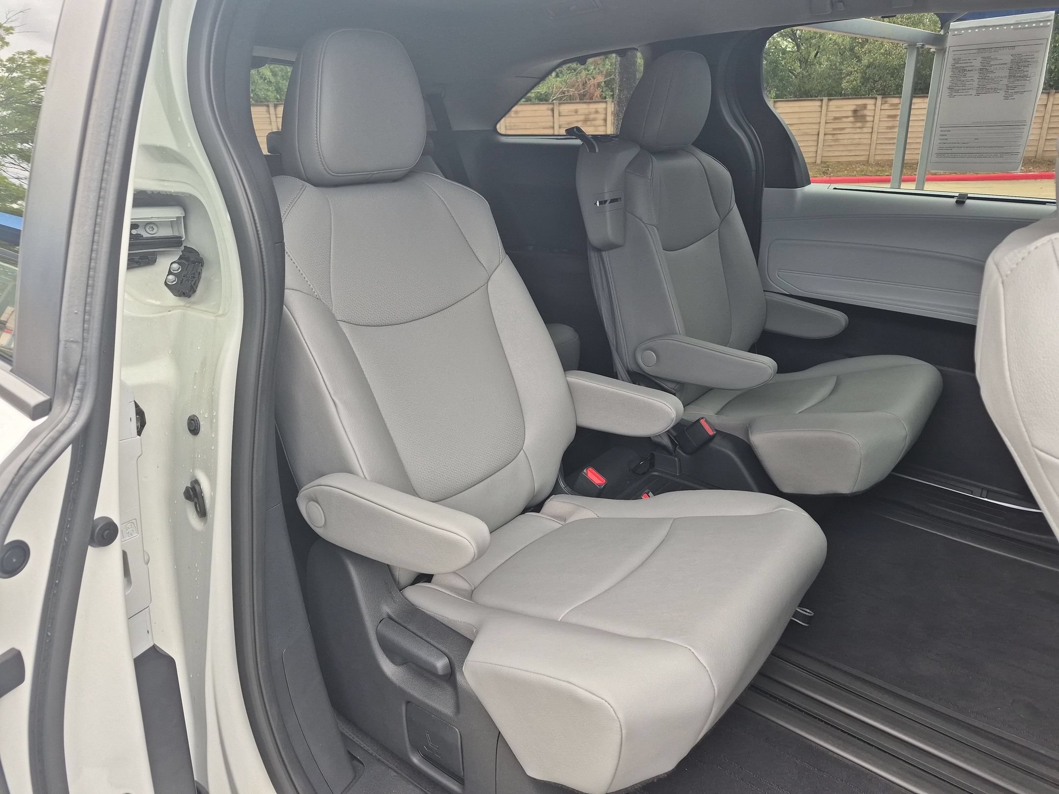 Used 2026 Toyota Sienna XLE FWD image 25