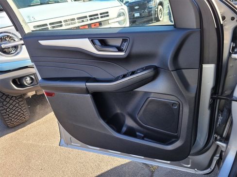 Used 2022 Ford Escape SE w/ SE Sport Appearance Package image 12