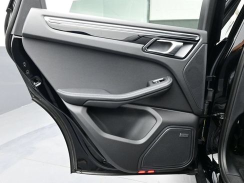 Certified 2025 Porsche Macan AWD/4WD image 13