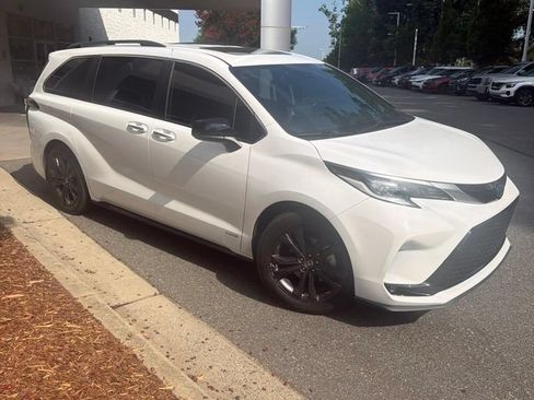 Used 2021 Toyota Sienna XSE w/ XSE Plus Package FWD image 1
