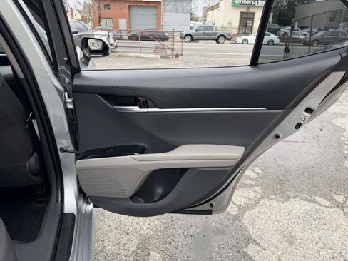 Used 2018 Toyota Camry LE FWD image 18