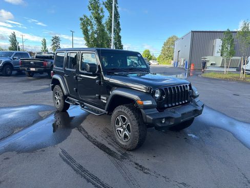 Used 2018 Jeep Wrangler Unlimited Sport S AWD/4WD image 3