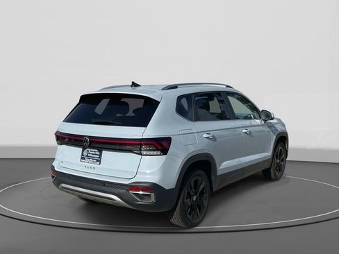 New 2026 Volkswagen Taos SE image 4