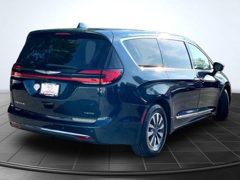 Used 2022 Chrysler Pacifica Limited w/ Uconnect Theater Family Group FWD image 11