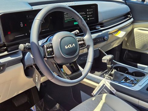 New 2026 Kia Carnival EX FWD image 17