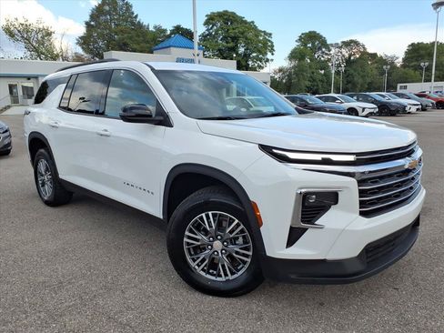 Used 2025 Chevrolet Traverse LT AWD/4WD image 2