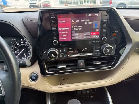 Used 2021 Toyota Highlander XLE image 13