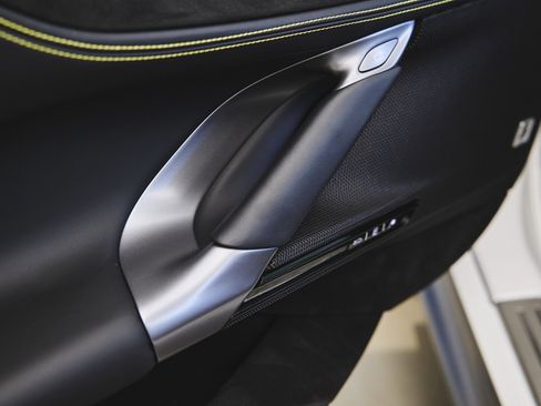 Used 2024 Ferrari SF90 Spider image 29