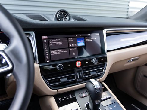 Certified 2025 Porsche Macan AWD/4WD image 15