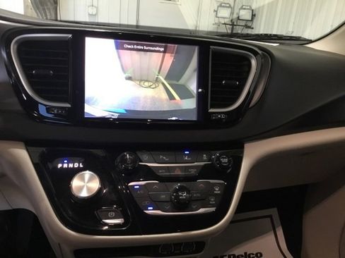 Used 2022 Chrysler Pacifica Touring-L image 37