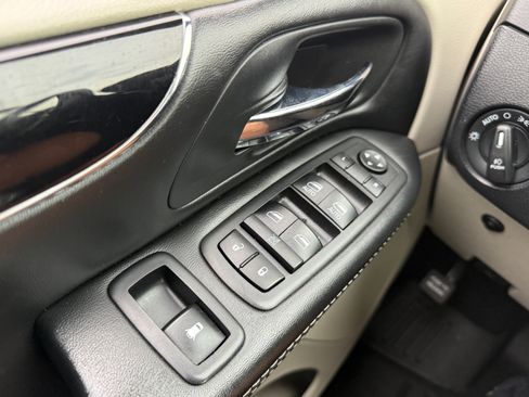 Used 2019 Dodge Grand Caravan SXT FWD image 25