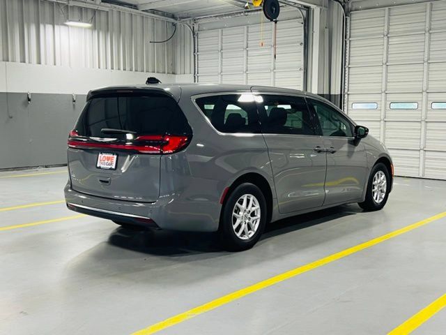 Used 2025 Chrysler Pacifica Select FWD image 19
