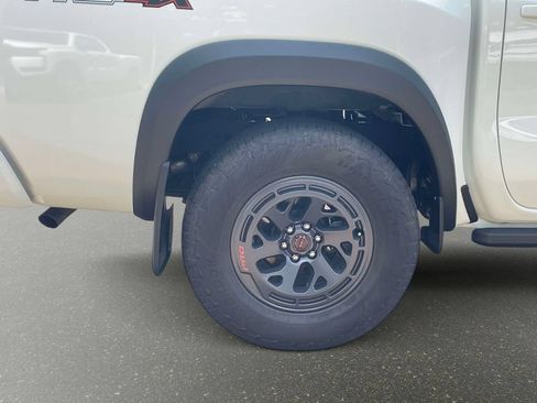 Used 2025 Nissan Frontier 4x4 Crew Cab image 7