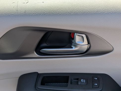 Used 2023 Chrysler Pacifica Touring-L FWD image 34