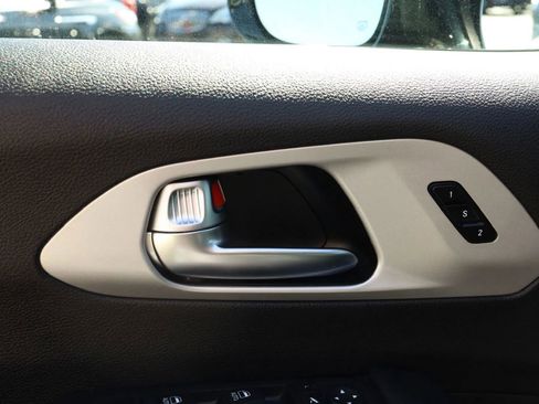 Used 2025 Chrysler Pacifica Limited FWD image 10