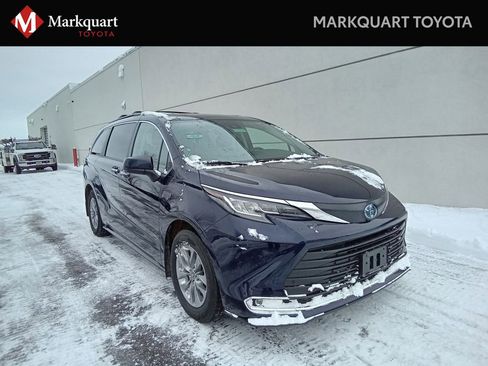 Certified 2022 Toyota Sienna XLE image 1