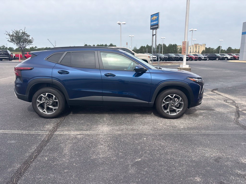 Used 2024 Chevrolet Trax LT w/ Driver Confidence Package FWD image 2
