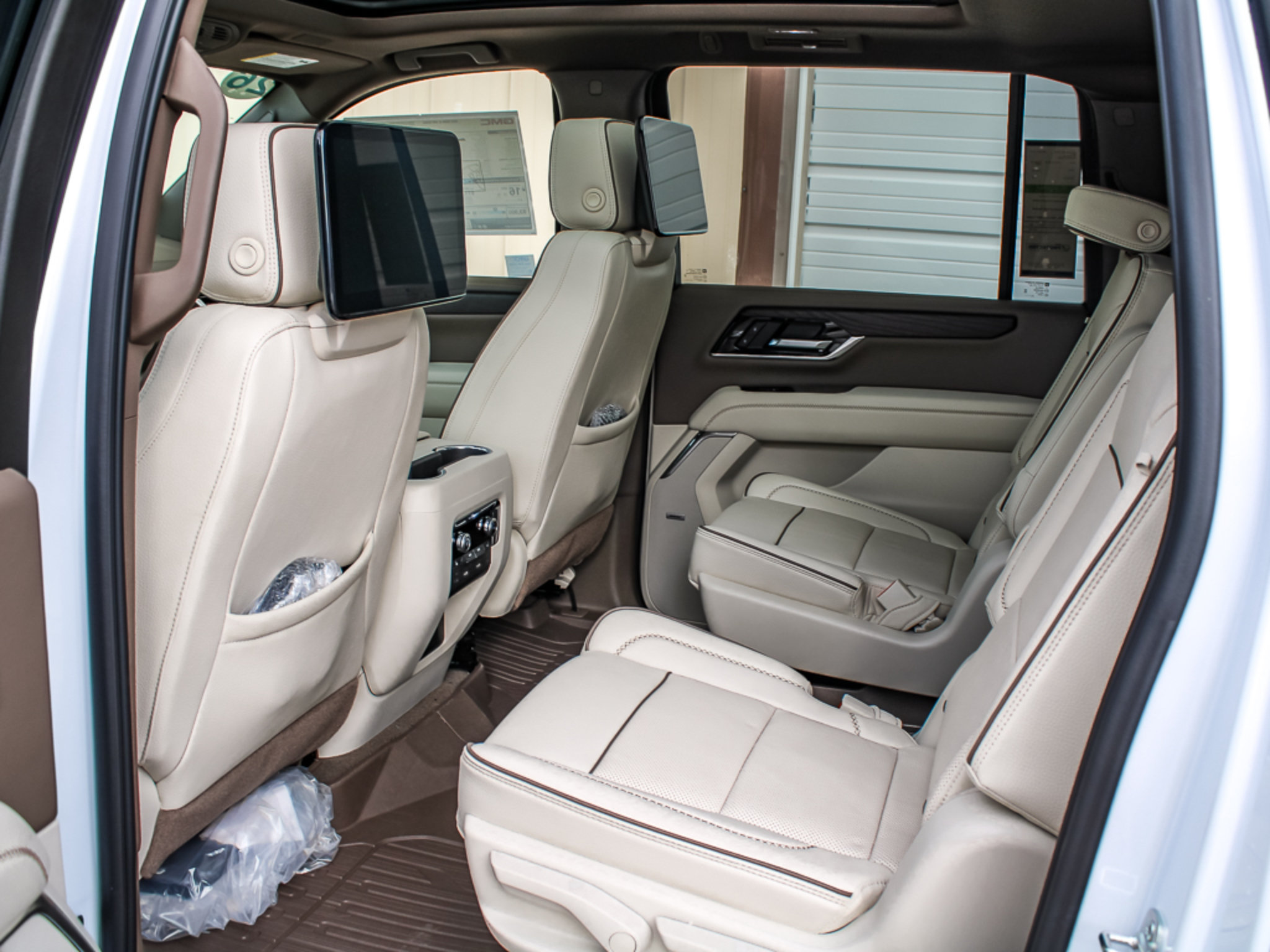 New 2026 GMC Yukon XL Denali w/ Denali Reserve Package AWD/4WD image 25