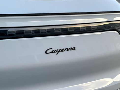 Used 2023 Porsche Cayenne Platinum Edition image 27