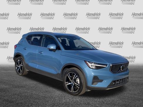 Used 2025 Volvo XC40 B5 Core image 2