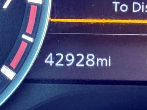 Used 2023 Nissan Titan SV w/ SV Convenience Package image 16