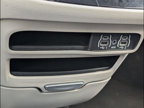 Used 2024 Chrysler Pacifica Touring-L FWD image 18