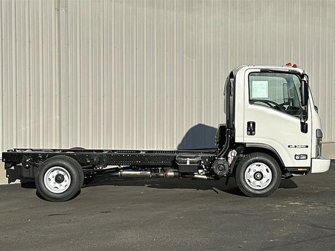 Used 2024 Isuzu NPR image 4