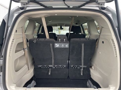 Used 2020 Chrysler Pacifica Touring w/ Tire & Wheel Group image 13