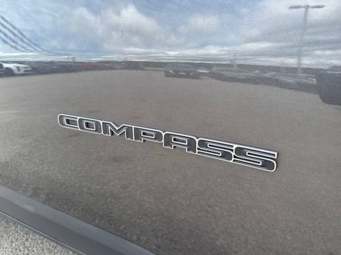 Used 2019 Jeep Compass Latitude w/ Popular Equipment Group AWD/4WD image 4