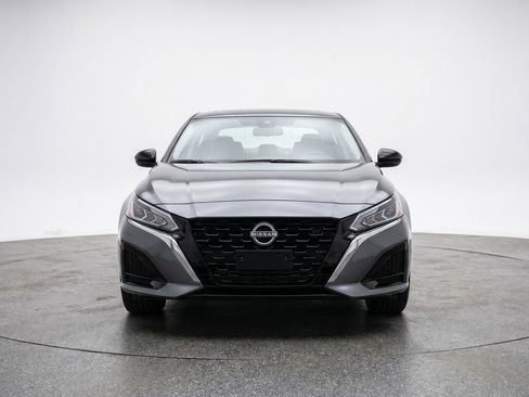Used 2025 Nissan Altima 2.5 SV FWD image 2