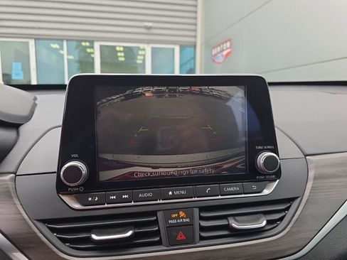 Used 2025 Nissan Altima 2.5 SV FWD image 19