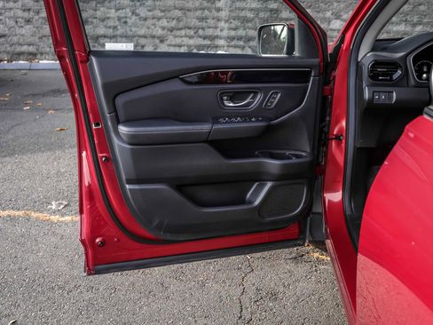 Used 2025 Honda Pilot Touring image 21