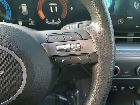 Certified 2025 Hyundai Kona SE image 18