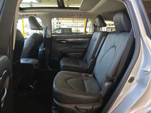 Used 2021 Toyota Highlander Platinum image 18